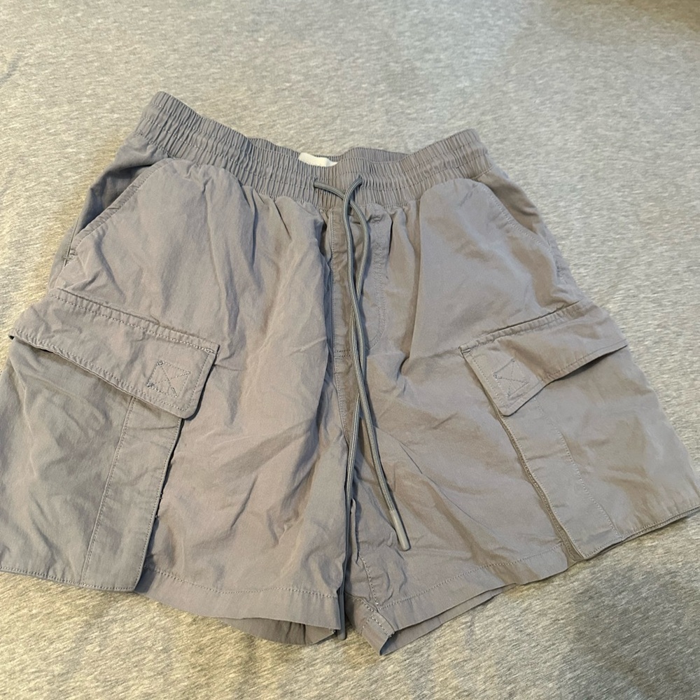 Gray Cargo Shorts with Elastic Waistband and Relaxed Fit